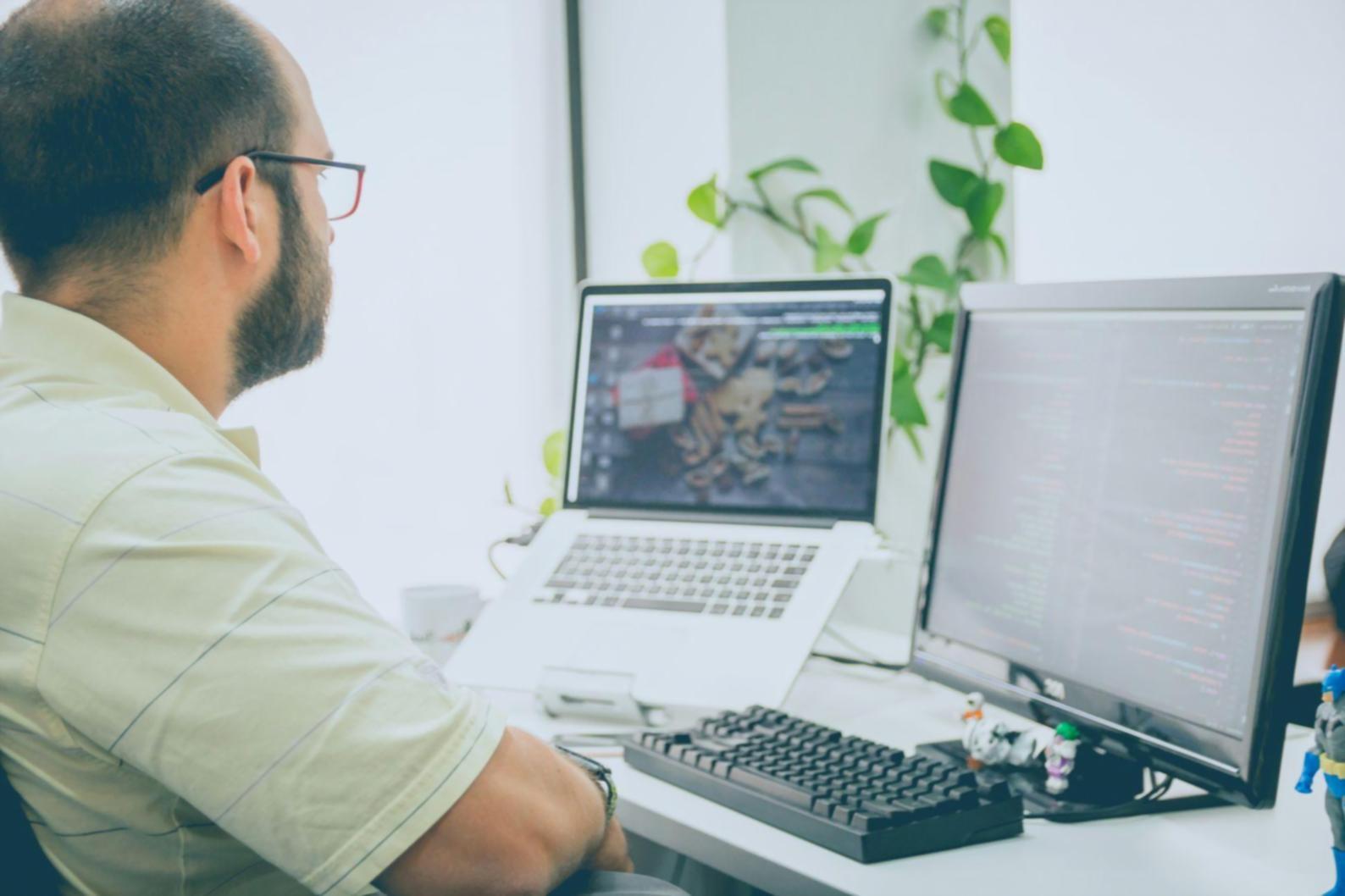 Arbeitsplatz mit Laptop und Notizen