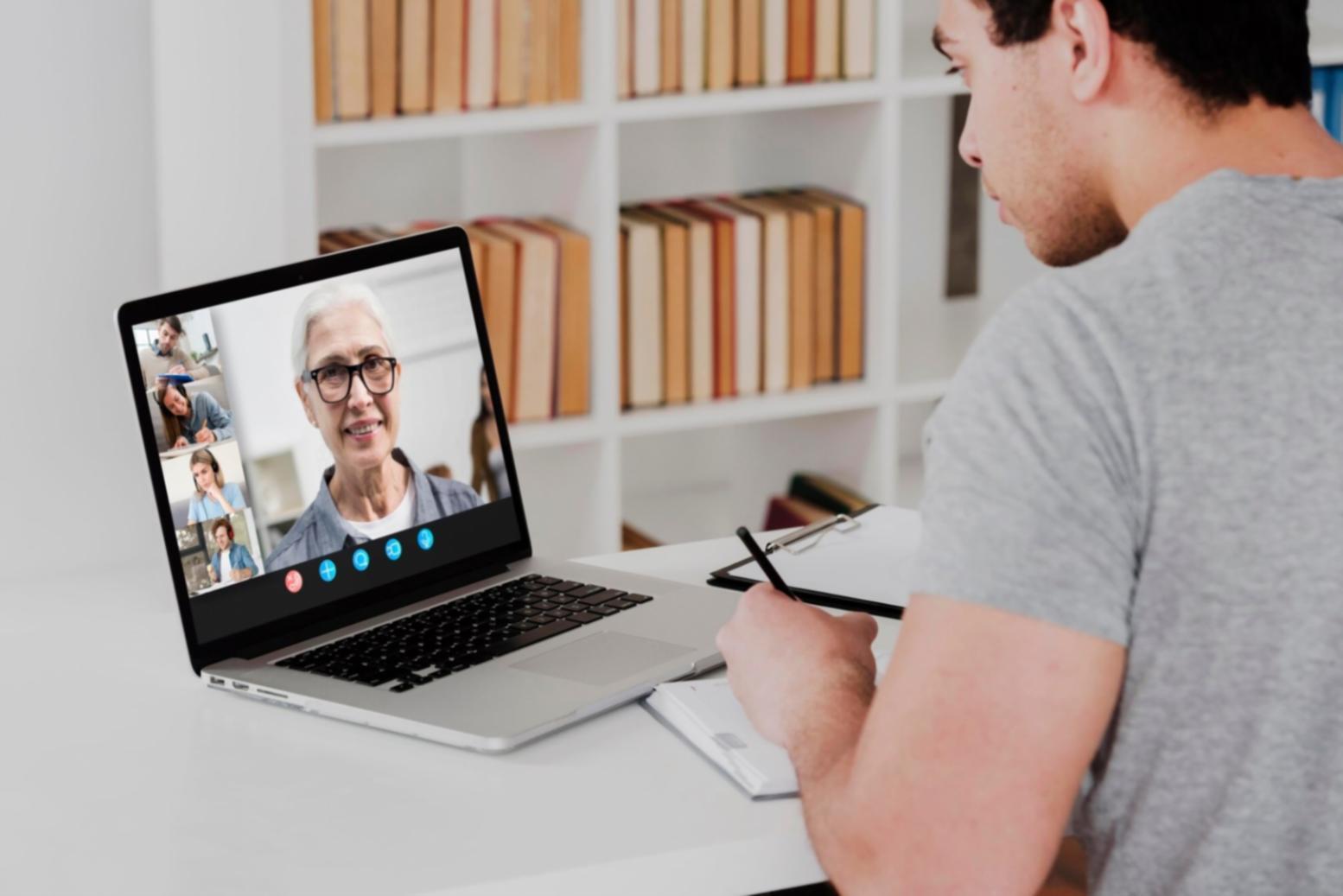 Persönliche Finanzberatung in modernem Büro